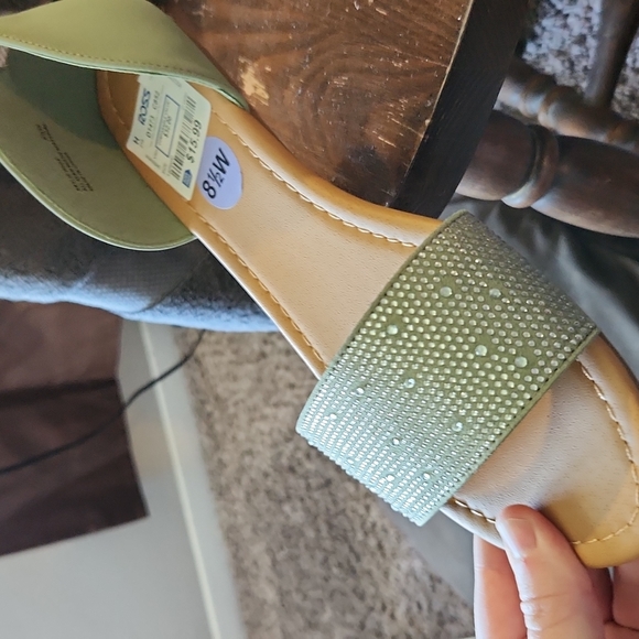 Flats- cute size 8.5Wide - Picture 2 of 4